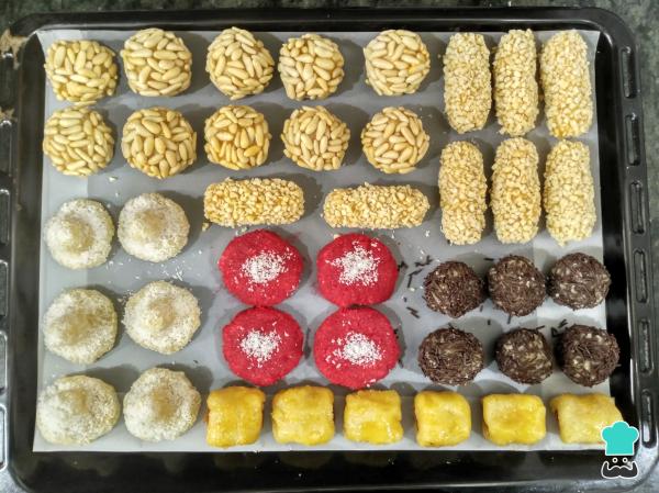 Recette de Panellets de Pommes de Terre Assortis - Pignons de pin, amandes, chocolat, noix de coco et fraise ! - Étape 3