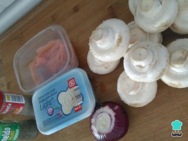 Recette de Champignons farcis au saumon - Étape 1