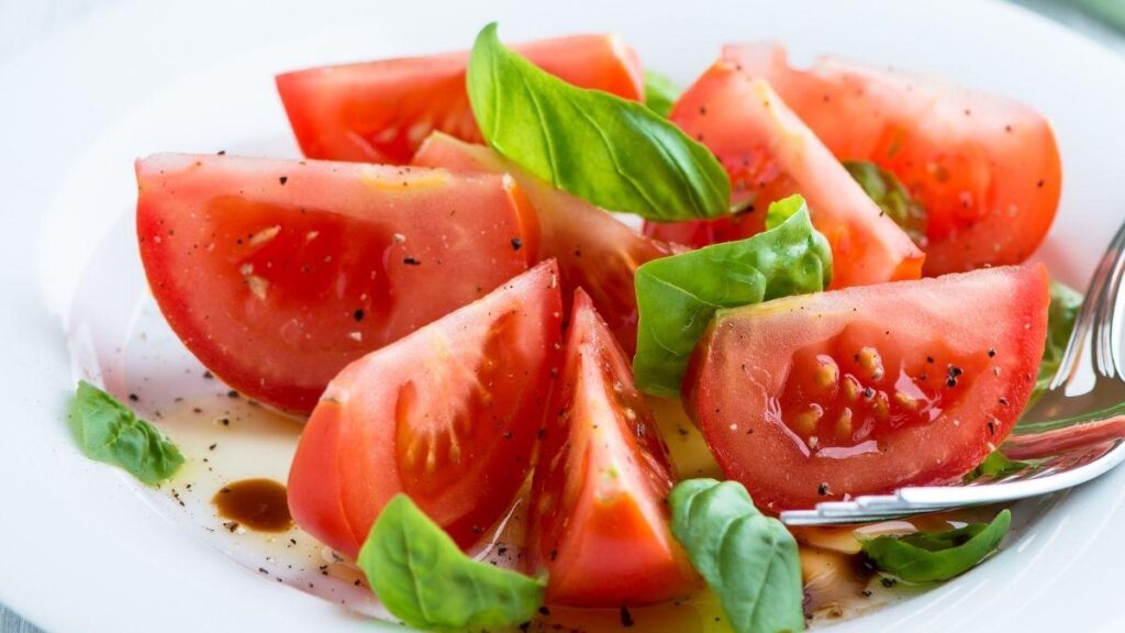 Les chefs sont d'accord : « La salade s'améliore si l'on utilise une tomate de saison, mûre, charnue et non choisie uniquement pour sa fermeté. »