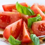 Les chefs sont d'accord : « La salade s'améliore si l'on utilise une tomate de saison, mûre, charnue et non choisie uniquement pour sa fermeté. »