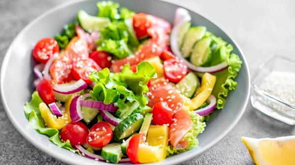 Les chefs sont d'accord : « La salade s'améliore si l'on utilise une tomate mûre, charnue et de saison, et non choisie uniquement pour sa fermeté » - Les astuces pour que la tomate de la salade conserve toute sa texture et sa saveur