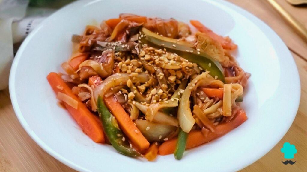 Recette Pad Thai au poulet et légumes : pour préparer facilement le célèbre plat thaïlandais à la maison