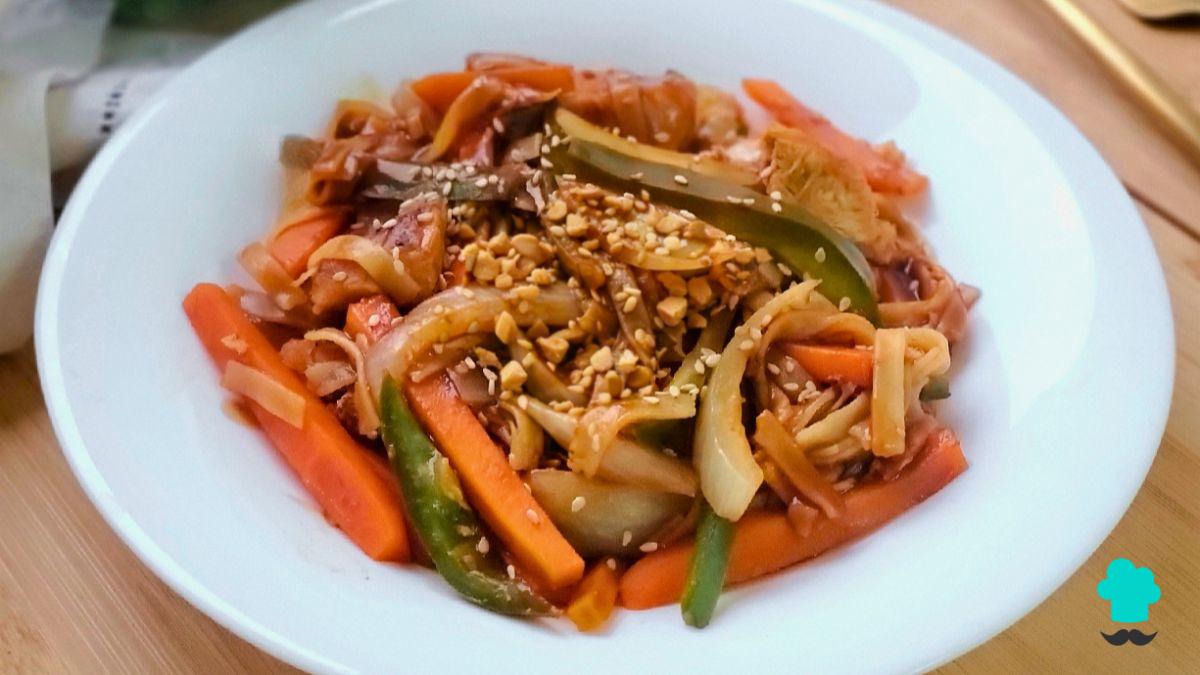 Recette Pad Thai au poulet et légumes : pour préparer facilement le célèbre plat thaïlandais à la maison