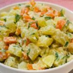 Recette Papas mayo : la salade de pommes de terre chilienne classique avec de la mayonnaise qui accompagne les rôtis