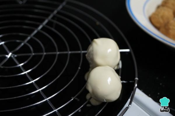 Recette de Cake Pops Momie au Chocolat Blanc pour Halloween - Étape 5