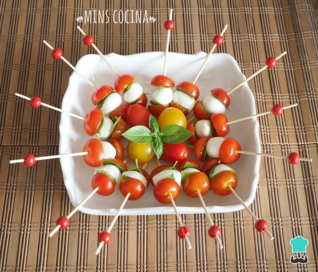 Recette de brochettes de tomates cerises, fromage et basilic
