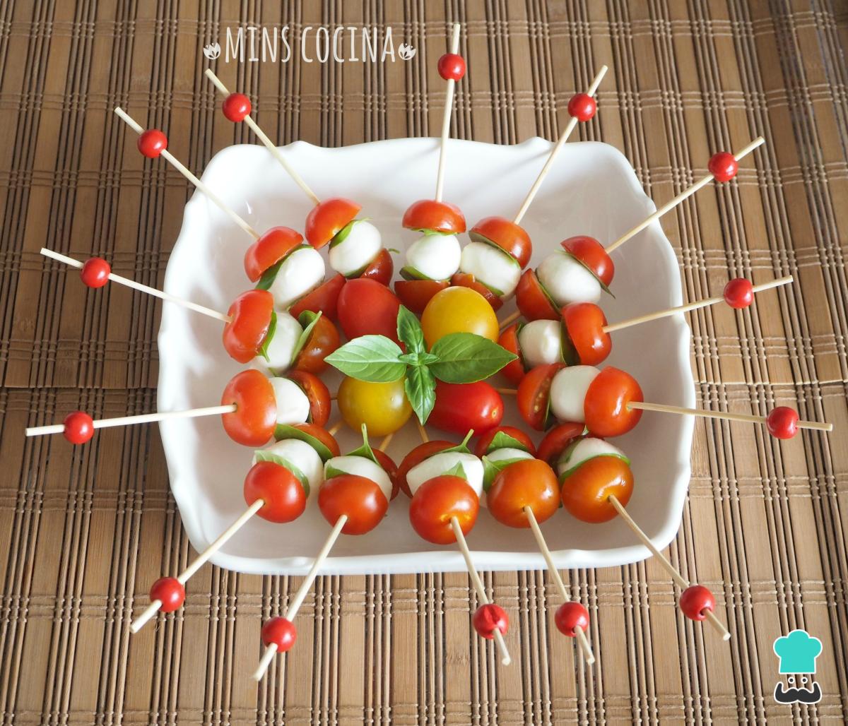 Recette de brochettes de tomates cerises, fromage et basilic