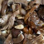 Recette de champignons à l'ail dans une poêle