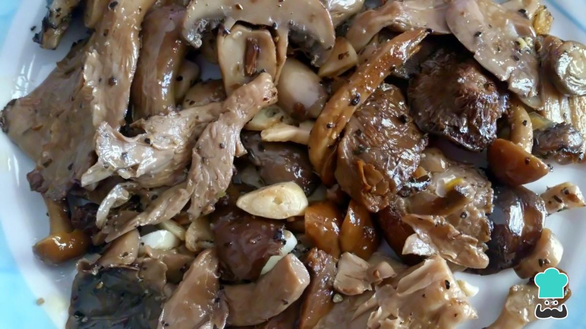 Recette de champignons à l'ail dans une poêle