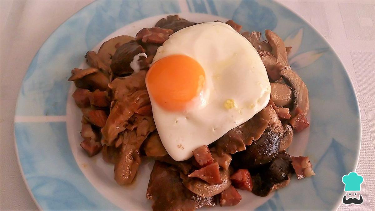 Recette de champignons sautés à l'ail et jambon serrano