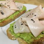 Recette de pain grillé à l'avocat et à la dinde