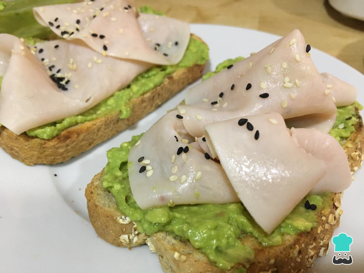 Recette de pain grillé à l'avocat et à la dinde