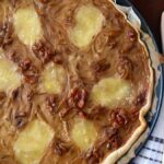 Recette de quiche aux oignons caramélisés, fromage bleu et noix