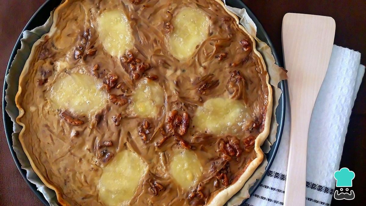 Recette de quiche aux oignons caramélisés, fromage bleu et noix