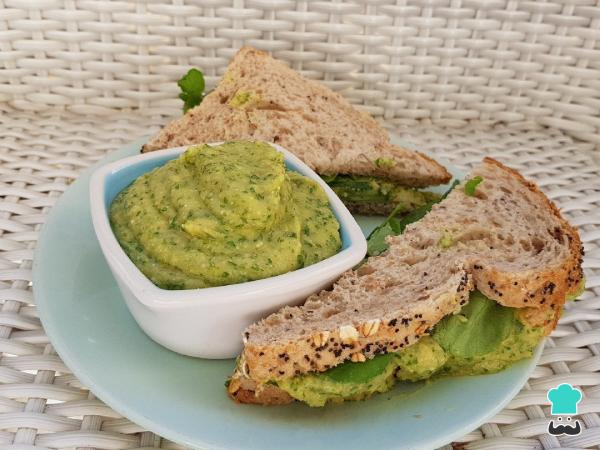 Recette de sandwich végétalien au houmous