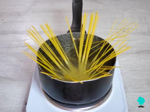 La recette des pâtes cacio e pepe les plus crémeuses est composée de seulement 3 ingrédients et ne contient pas de crème - Étape 2