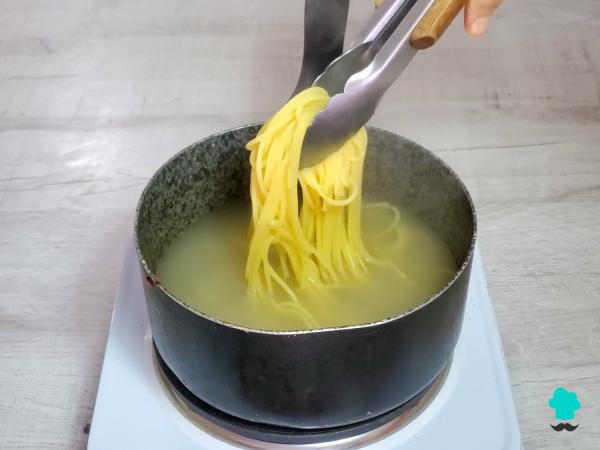 La recette des pâtes cacio e pepe les plus crémeuses est composée de seulement 3 ingrédients et ne contient pas de crème - Étape 3
