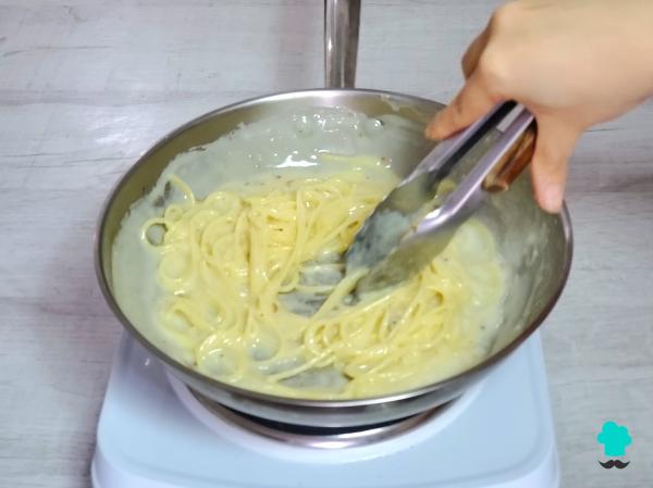 La recette des pâtes cacio e pepe les plus crémeuses est composée de seulement 3 ingrédients et ne contient pas de crème - Étape 8