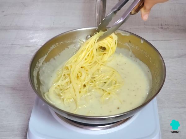 La recette des pâtes cacio e pepe les plus crémeuses est composée de seulement 3 ingrédients et ne contient pas de crème - Étape 7