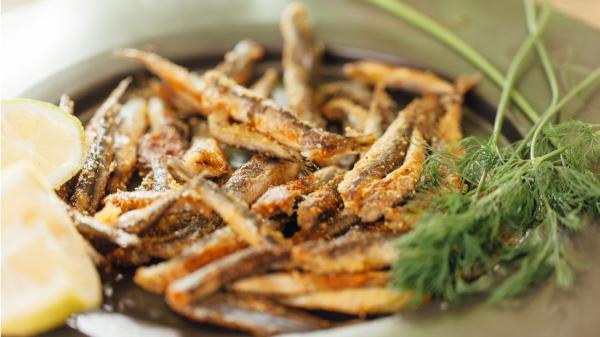 Dani García, chef : « Les anchois frits les plus croustillants sont marinés pendant 10 minutes avec du citron et saupoudrés de farine » - Comment préparer des anchois frits au citron étape par étape