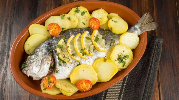 Les chefs sont d'accord : « Pour rendre le poisson au four juteux, faites cuire d'abord les pommes de terre et ajoutez le poisson en dernier » - Comment préparer un délicieux poisson au four avec des pommes de terre étape par étape
