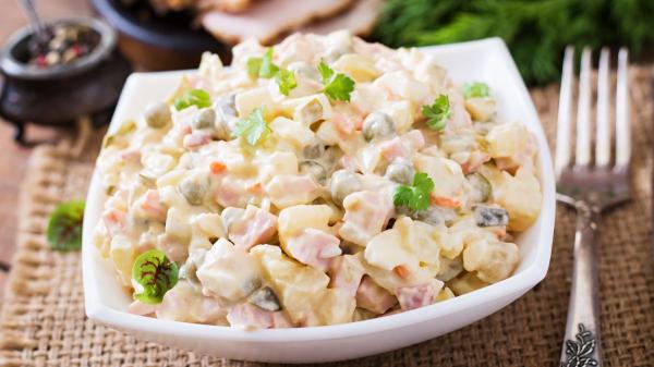 Les chefs basques sont d'accord : « L'erreur la plus courante lorsqu'on prépare une salade russe est de laisser une partie de l'huile de thon dans le mélange et de ne pas faire de mayonnaise maison » - Comment éviter une salade russe grasse et obtenir une texture crémeuse, selon Eva Arguiñano