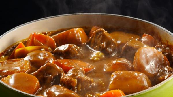 Jordi Cruz, chef : « Le ragoût de viande le plus savoureux n'est pas fait avec de l'eau, il contient 500 ml de vin rouge et 2 litres de bouillon de viande » - Recette de ragoût de bœuf au vin rouge et bouillon de Jordi Cruz