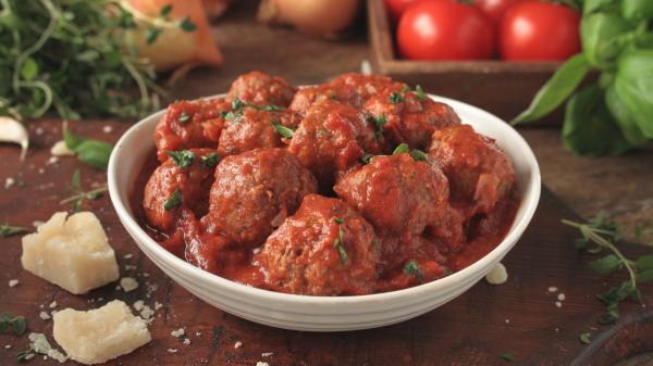 Marina Rivers, 24 ans : « Mes boulettes de viande les plus juteuses n'ont pas de pain trempé dans du lait et sont faites avec une sauce aux légumes » - Comment préparer les boulettes de viande en sauce de Marina Rivers étape par étape