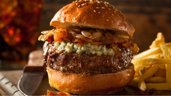 Ni beurre ni lait : l'ingrédient crémeux que les cuisiniers ajoutent à la viande hachée pour obtenir des burgers plus juteux - Comment préparer les burgers les plus juteux à la maison