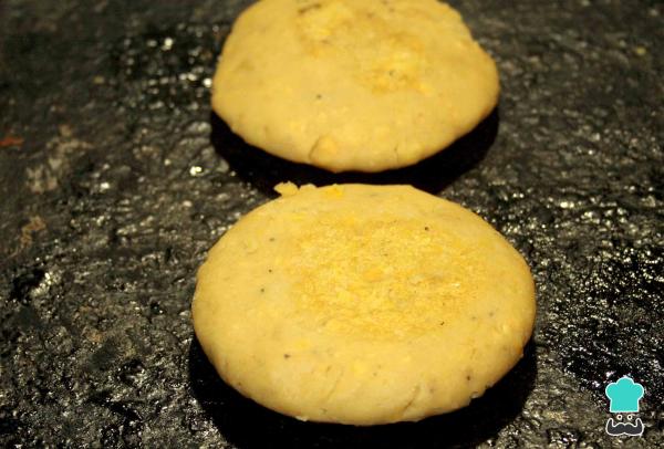 Recette d'arepas de plantain vert sans farine - Étape 4