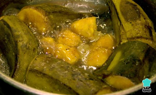 Recette d'arepas de plantain vert sans farine - Étape 1