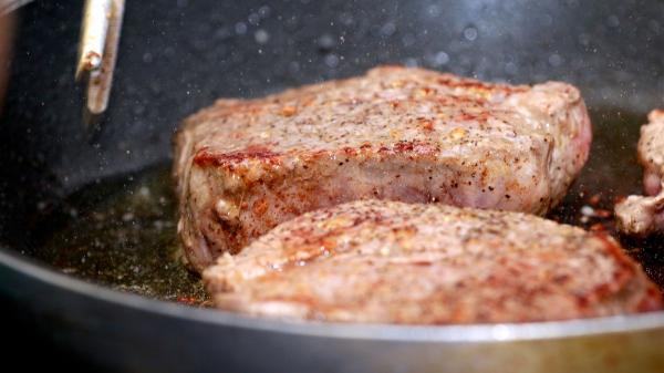 Les chefs sont d'accord : « Pour faire un steak grillé doré et juteux, ne mettez pas d'huile dans la poêle, étalez-la directement sur la viande » - Pourquoi il vaut mieux badigeonner directement la viande d'huile et faire chauffer la poêle sans matière grasse avant de la cuire