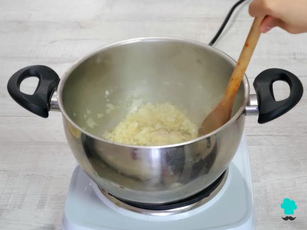 Recette de tarte à la viande et aux pommes de terre de grand-mère : facile, savoureuse et avec une irrésistible couche de fromage - Étape 1
