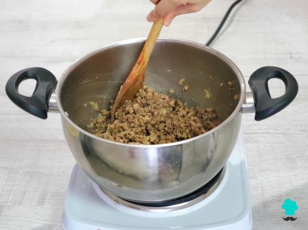 Recette de tarte à la viande et aux pommes de terre de grand-mère : facile, savoureuse et avec une irrésistible couche de fromage - Étape 2