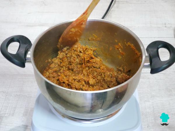 Recette de tarte à la viande et aux pommes de terre de grand-mère : facile, savoureuse et avec une irrésistible couche de fromage - Étape 5