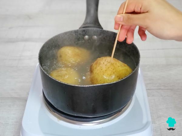 Recette de tarte à la viande et aux pommes de terre de grand-mère : facile, savoureuse et avec une irrésistible couche de fromage - Étape 6