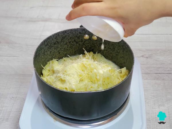 Recette de tarte à la viande et aux pommes de terre de grand-mère : facile, savoureuse et avec une irrésistible couche de fromage - Étape 8