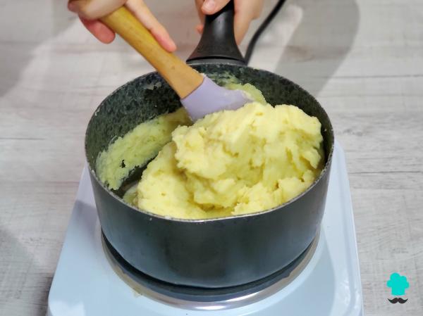 Recette de tarte à la viande et aux pommes de terre de grand-mère : facile, savoureuse et avec une irrésistible couche de fromage - Étape 9