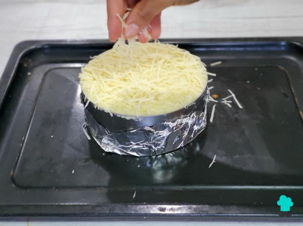 Recette de tarte à la viande et aux pommes de terre de grand-mère : facile, savoureuse et avec une irrésistible couche de fromage - Étape 11