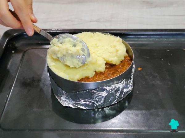 Recette de tarte à la viande et aux pommes de terre de grand-mère : facile, savoureuse et avec une irrésistible couche de fromage - Étape 10