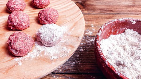 Adora, une grand-mère cuisinière, révèle le secret de ses boulettes de viande :