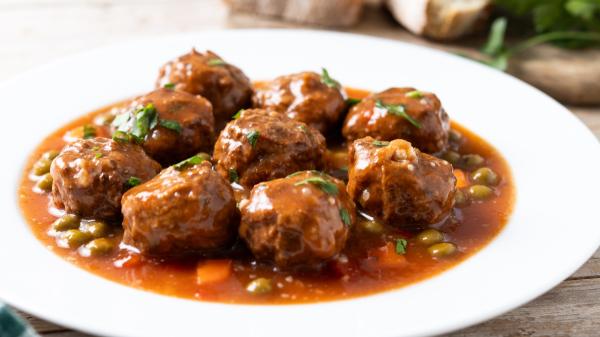 Adora, grand-mère cuisinière, révèle le secret de ses boulettes de viande : « J'ajoute du pain de mie à la pâte et la sauce a des amandes, du curcuma et un peu de vin blanc » - Le petit geste avant de les faire frire qui facilite grandement leur préparation