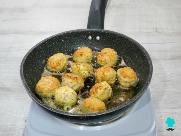 Recette de boulettes de poulet à la sauce espagnole : juteuses, tendres et parfaites pour tremper du pain - Étape 4