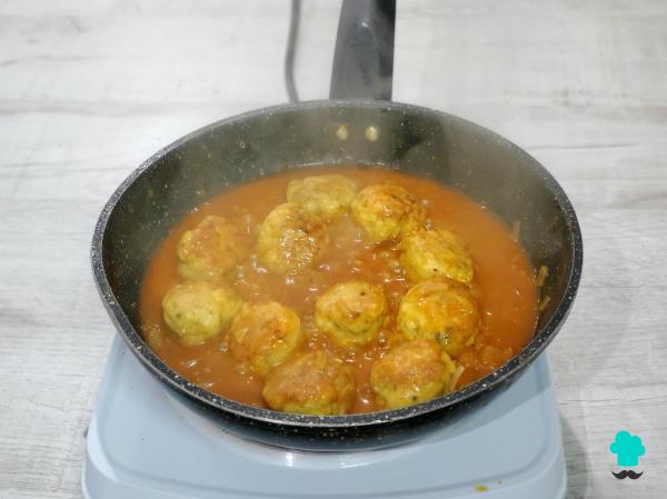 Recette de boulettes de poulet à la sauce espagnole : juteuses, tendres et parfaites pour tremper du pain - Étape 8