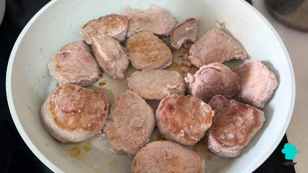 Recette de Filet de Porc au Poivre Vert : juteux et avec une sauce très crémeuse - Étape 2