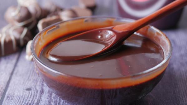 Les chefs sont d'accord : « Pour faire des boulettes juteuses, mélangez du pain brioché avec du lait et ajoutez du chocolat à la sauce » - Une touche surprenante : du chocolat pour la sauce