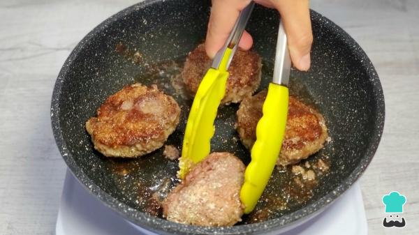 Recette de steaks russes de grand-mère : le secret pour être toujours dorés et extra juteux - Étape 5