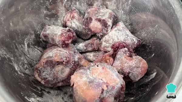 Recette de Queue de veau au vin rouge à la mijoteuse - Étape 1