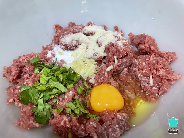 Recette de Boulettes de Viande à la Sauce Verte - Étape 1
