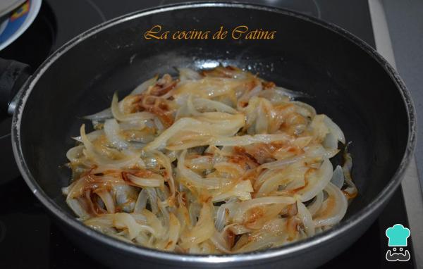 Recette de Tarte aux oignons caramélisés et au brie - Étape 1